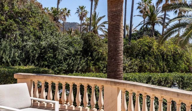Seafront-Vfilla with pool & acc for up to 8 people