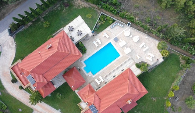 Semidetached villa with a large garden, perfect for relaxing moments by the pool