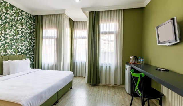 Senior Pera Suites