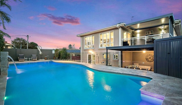 Shellharbour - 4 bedroom house with large pool, walk to beach & Village Cafes