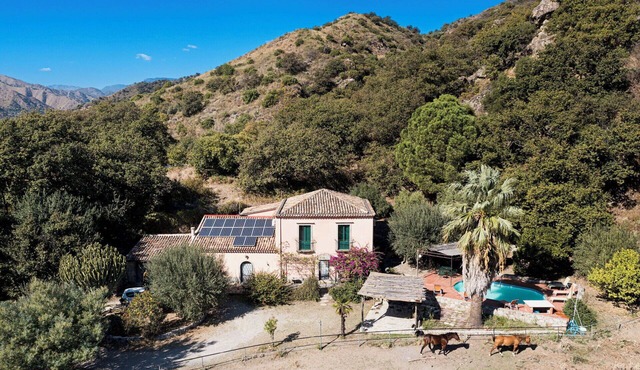 Sicilian country house with panoramic views