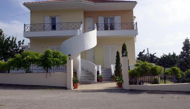 SIMOS' sea view house