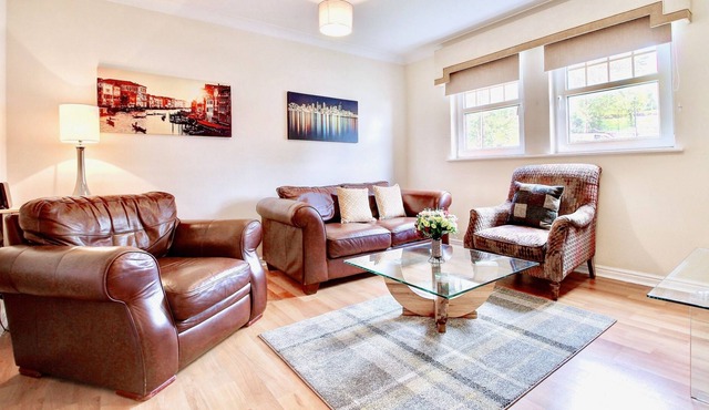 Situated in Glasgow's desirable south side this two bedroom apartment managed by Pillow Partners ...