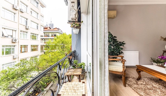 Sleek Flat w French Balcony at heart of Kadıkoy