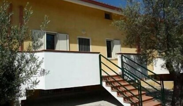 Spacious 10 bed town house 250 metres from the beach