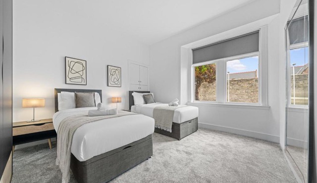 Spacious 2 Bed Apartment - Perfect for Long or Short Stays - Sleeps 4 - Free On Street Parking