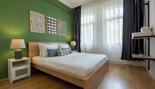 Spacious 3-Bedroom, 2-Bathroom Family Apartment in Central Location No Stair