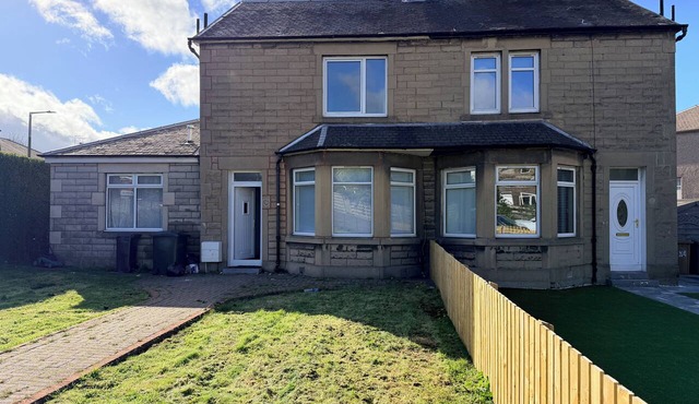 Spacious 4-bed house, minutes from Arthur's Seat