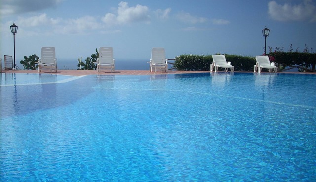 Spacious apartment with views of the sea, the mountains, Tropea and Stromboli