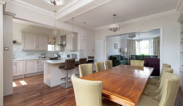 Spacious, Central and Modern 4 Bedroom Property on Lade Braes
