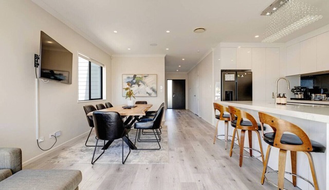 Spacious Home | 2 Lounges, Gym & Deck near Manukau