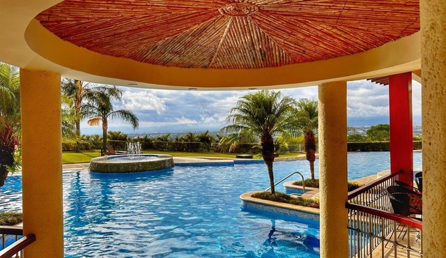 Spacious Penthouse w/office Lakeview, Pool, GYM