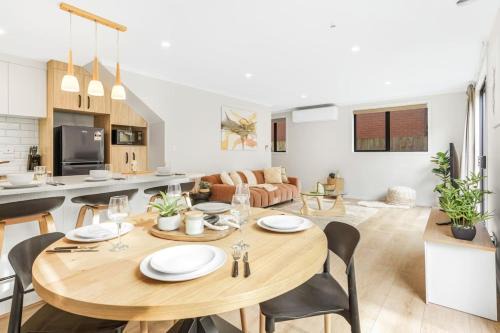 Spacious Stunner! Central, King Bed -By KOSH BNB