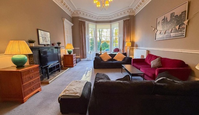 Spacious Three Storey West End Home - 3 bedroom