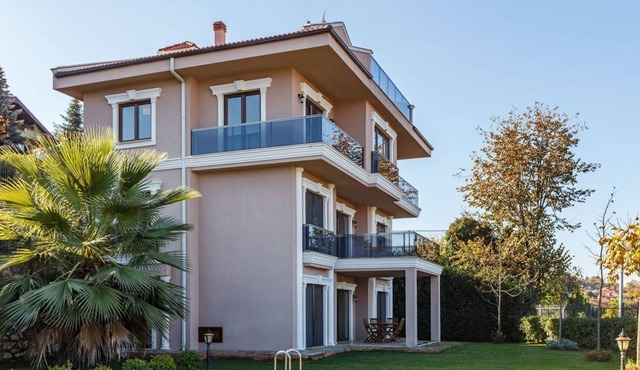 Spacious Villa with Pool and Garden in Kartepe