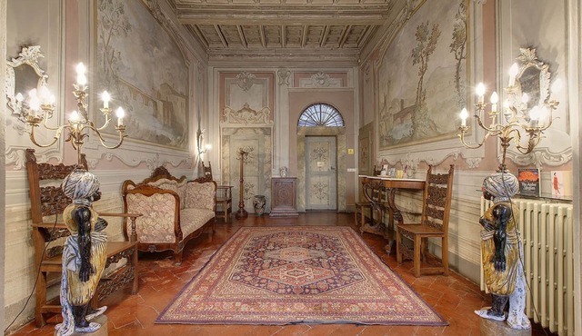 Special apartment with terrace and original frescoes 700 close to old bridge