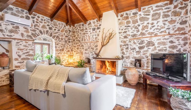 Stirida Stone House – Cozy Mountain Escape Near Arachova, Delphi & the Beach