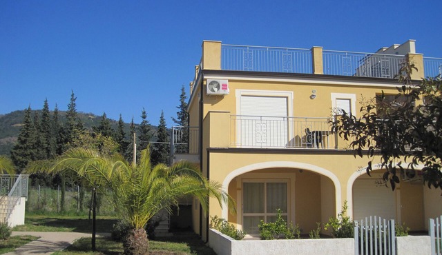 Studio Apartment at Pizzo Beach Club. Two Pools & Close to Beach. Free WI-FI.