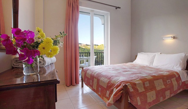 Studio "Dolphin Studio 3" with Private Balcony, Shared Garden & Wi-Fi