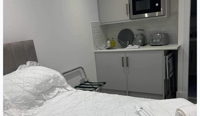 Studio Sleeps 2 with Parking and Garden
