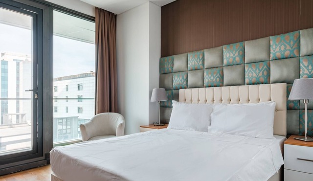 Studio with City View Balcony 2 min to Metro