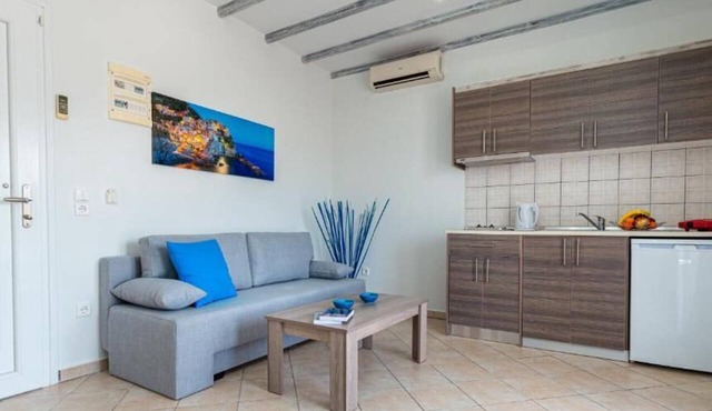 Studios River - Potos Poolside Apartment with View