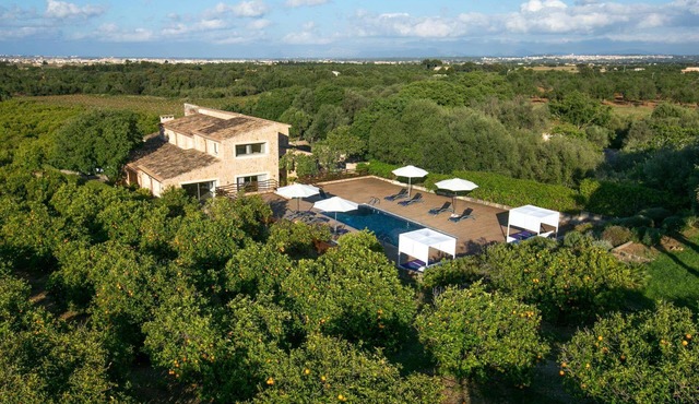 Stunning Converted Farmhouse, A/C, Private Pool, Extensive Grounds & Idyllic Location in Buger!