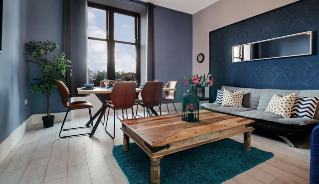 Stunning luxurious apartment close tp city centre and walking distance to subway.