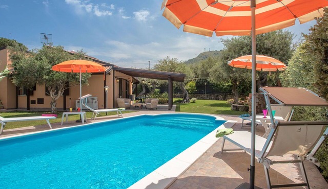 Stunning private villa for 6 guests with A/C, WIFI, private pool, TV and patio