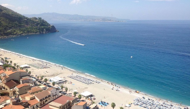 Stunning Studio holiday apartment for 3 on resort, close to beach with 2 pools