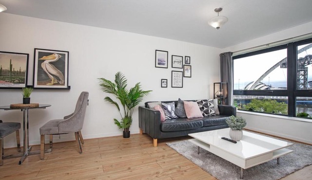 Stylish 2BR Flat Sleeps 4 with Parking Kinning Park