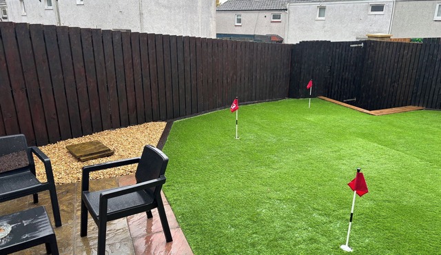 Stylish end terrace house easy access to Glasgow and Edinburgh