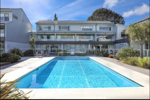 Stylish Lakeside Apartment - Sleeps 4 - Lake & Pool views