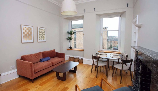 Stylish Southside 3 Bedroom Flat with Free Parking