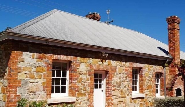 Tenterfield Accommodation’s“White Rose Cottage” in Tenterfield