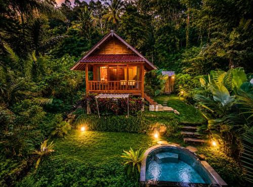 The Payung House - Romantic Riverside Villa