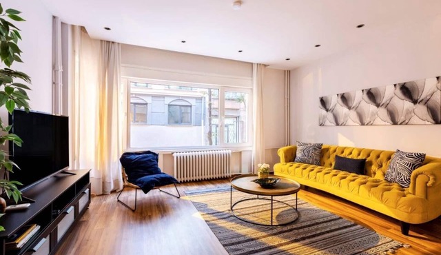 This apartment is a 3 bedroom(s), 2 bathrooms, located in Şişli, İstanbul.