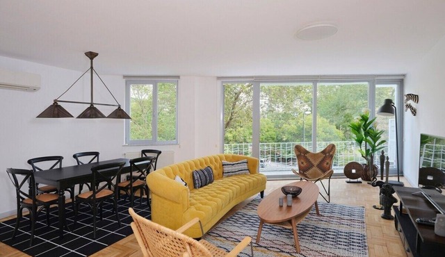 This modern bright gorgeous 2bedroom, 1bathroom spacious home is situated right across Bebek Park