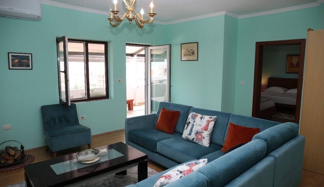 Top floor spacious, pet friendly apartment, with nice lake and mountain views!