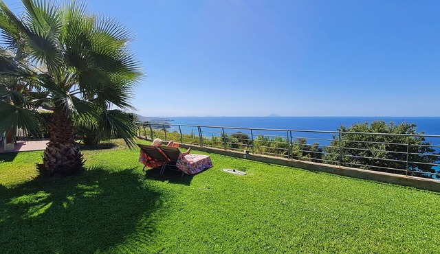 Top location - tranquillity - pool - garden & sea view