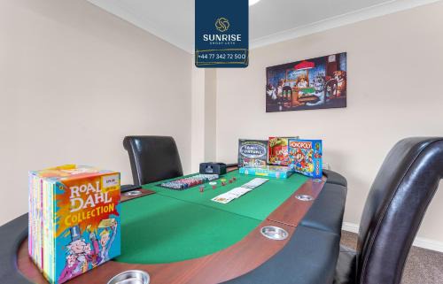 TOWNHOUSE with POKER TABLE - Invoice and REDUCED PRICES only via SUNRISE SHORT LETS DUNDEE, Spacious Rooms with TVs, Central, by SUNRISE LONG LETS and SERVICED ACCOMMODATION DUNDEE