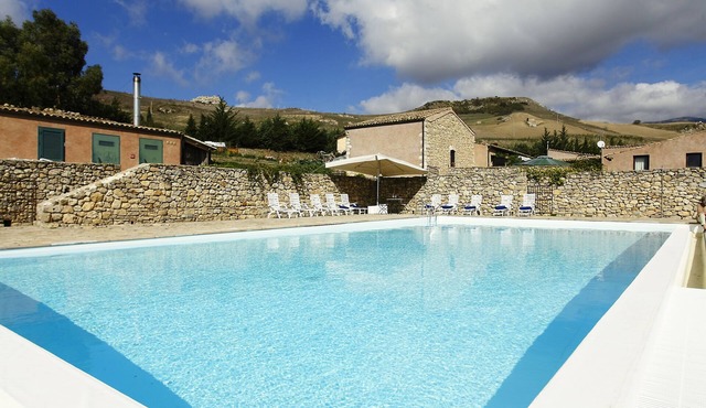 Traditional Sicilian estate with infinity pool and Mount Etna Views