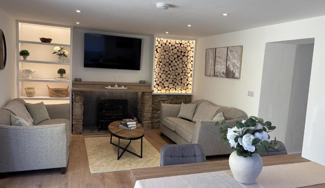 Tranquil Contemporary Cottage with Luxurious Jacuzzi