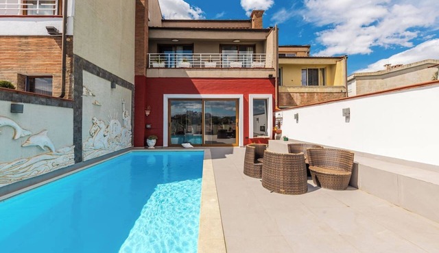 Tranquility Villa with Pool | Private Garden & BBQ by PikHost