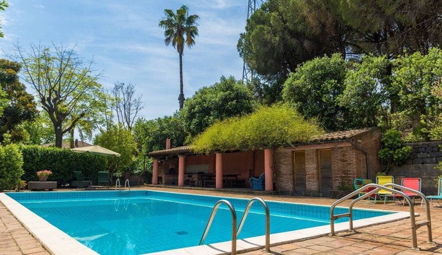 Up to 11 sleeps - swimming pool - bbq area - garden - wi-fi - parking - 3km sea