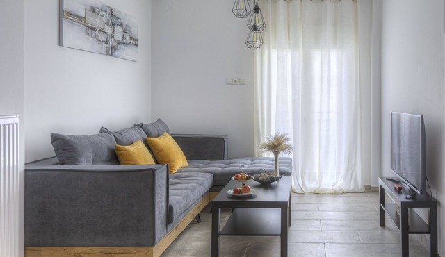 Urban Breeze: Your Oasis in Koukaki, Moments from Acropolis, Plaka, and Thisio