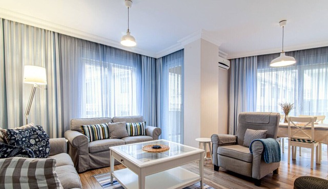 Vibrant and Central Flat with Balcony in Maltepe