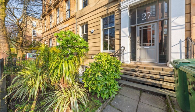 Vibrant Spacious Apartment In West End