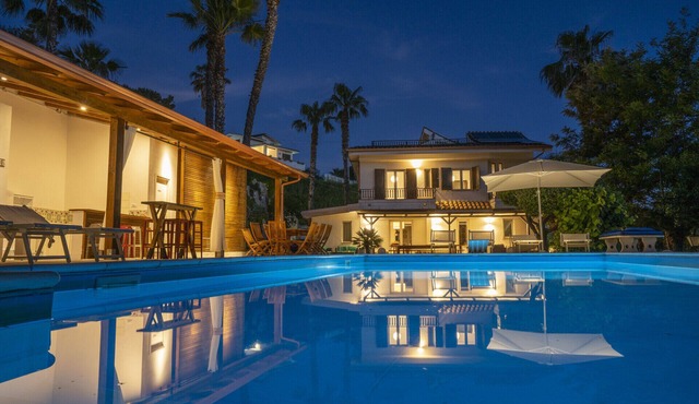 Villa Anna, for 10/13 people, with private pool and near the beach