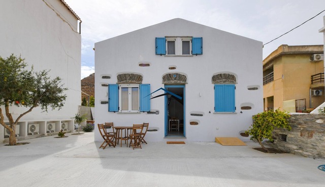 Villa Antika, very close to the shops and restaurants in Korissia, Kea.